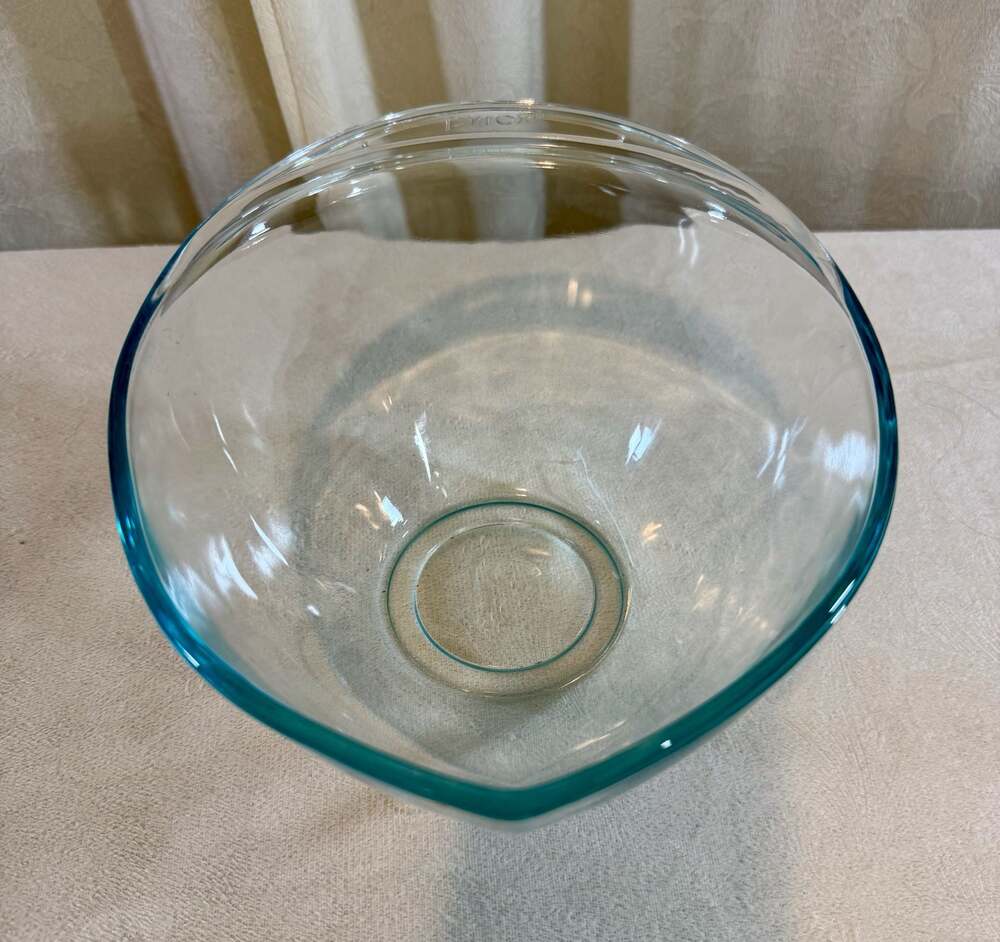 Pyrex Clear Glass Mixing Bowl with Tinted Blue Rim - Picture 3 of 5